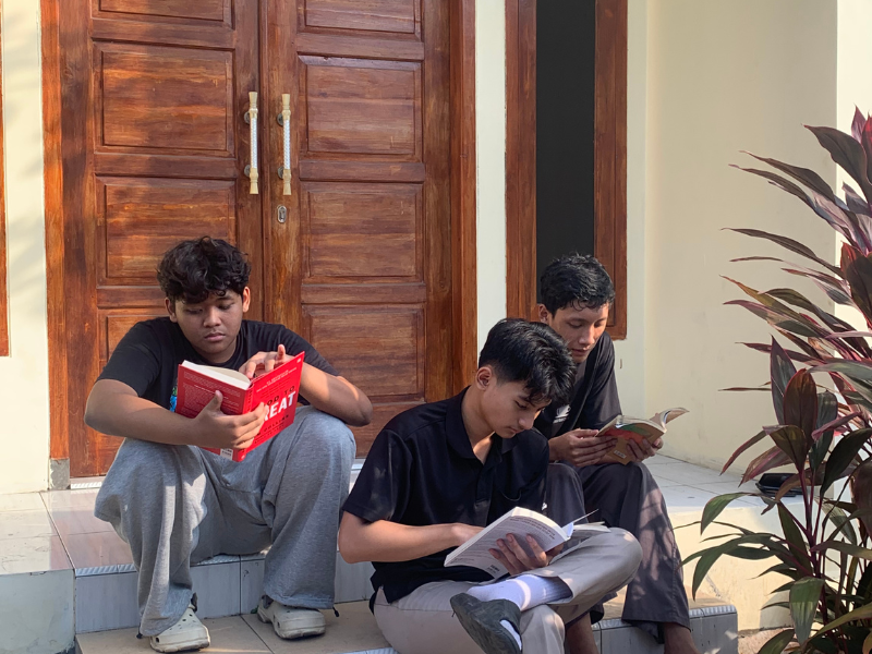 Teman Bisa Menjadi Arah yang Menuntun Naik, atau Justru Menjerumuskan